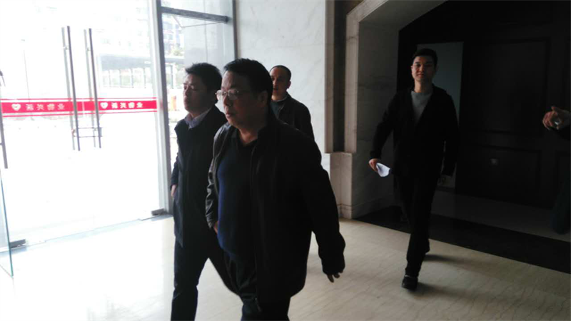 集團(tuán)公司總經(jīng)理萬(wàn)先逵、副總經(jīng)理周志宏一行親臨利民佳苑小區(qū)現(xiàn)場(chǎng)指導(dǎo)工作