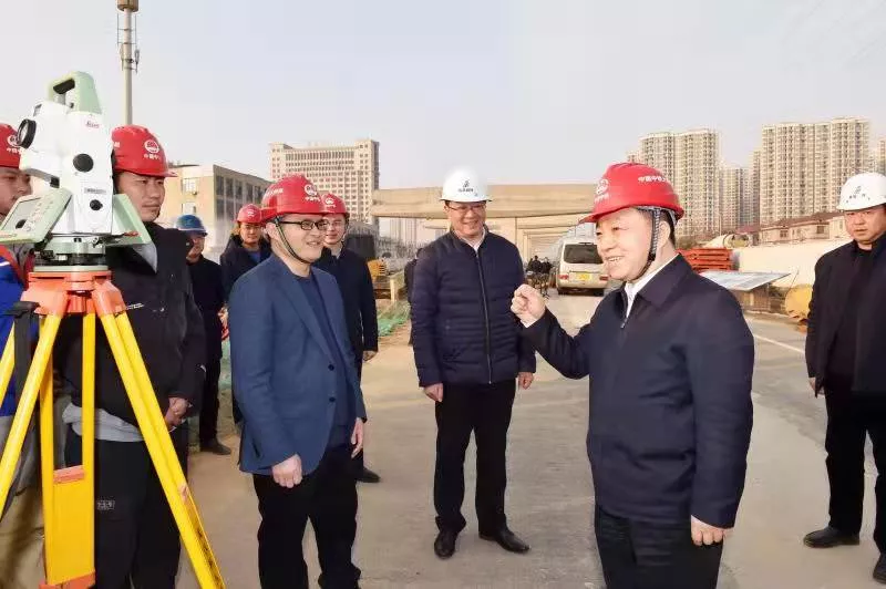 江西省委副書(shū)記、代省長(zhǎng)葉建春看望慰問(wèn)九洲高架東延項(xiàng)目一線職工