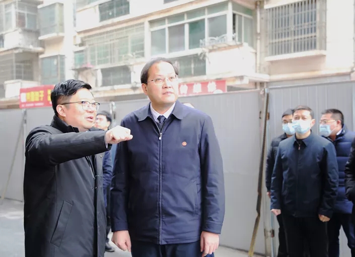 南昌縣委書記、小藍經(jīng)開區(qū)管委會主任陳翔走訪慰問南外環(huán)高速項目