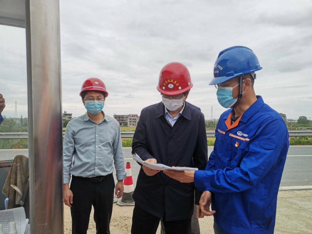 集團(tuán)黨委委員、紀(jì)委書記何志敏赴西二環(huán)高速項(xiàng)目檢查疫情防控工作